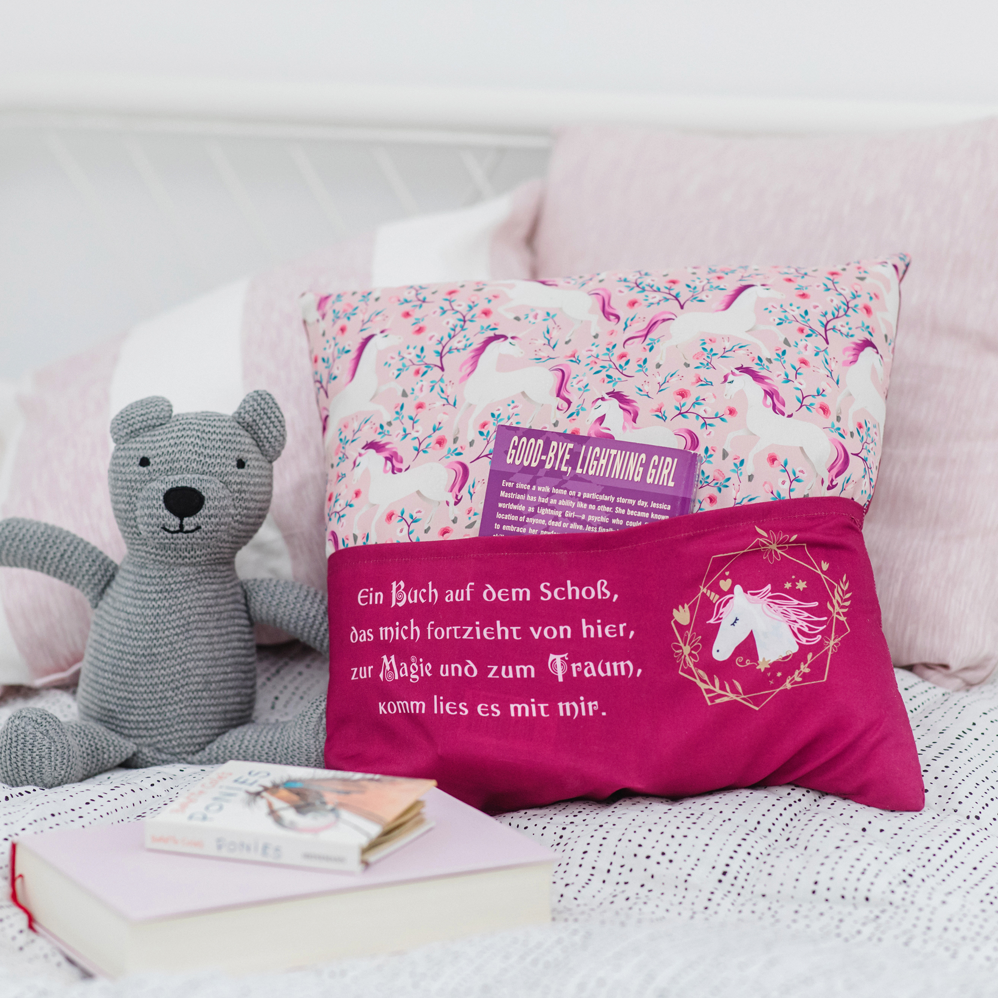 Sofahelden Lesekissen Kids Einhorn mit Taschen und Deko